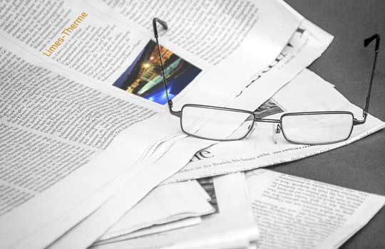 Pressestimmen über die Limes-Therme Pressestimmen über die Limes-Therme; symbolische Zeitung mit Brille