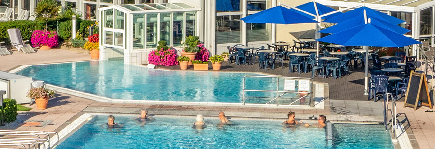 August & September: Drinks werden direkt am Pool serviert